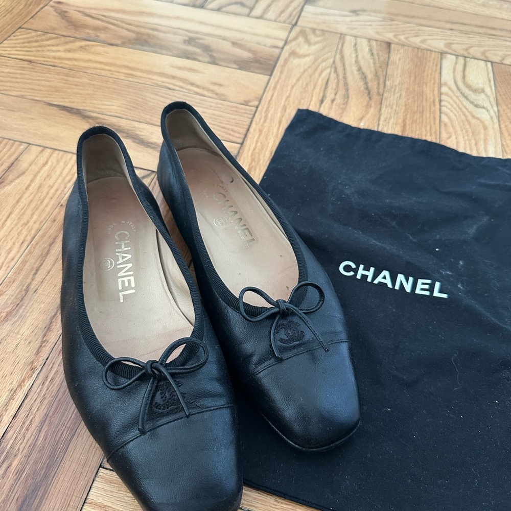 CHANEL Black Flats with Bow Detail